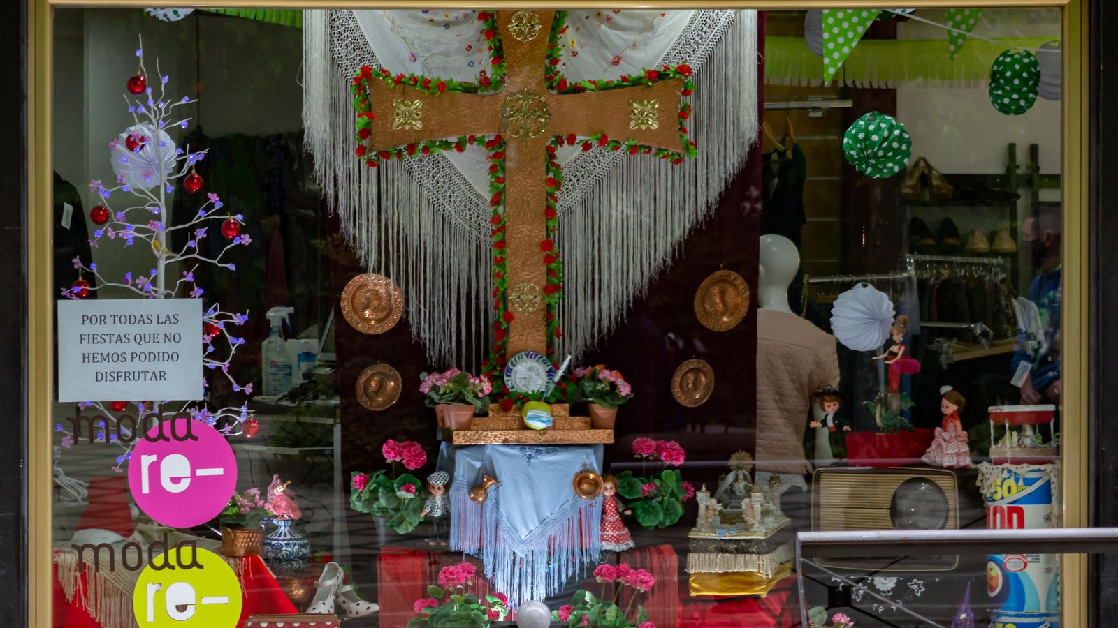Imagen de archivo de una cruz instalada en el escaparate de una tienda