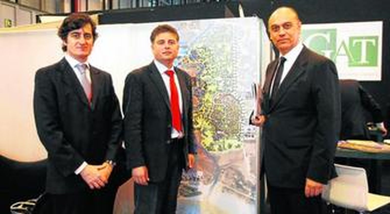Ramón Garayar (izquierda), director general de GAT, el alcalde de Vejer, Antonio Verdú, y Juan Muñoz, promotor de los hoteles de El Palmar, ayer, en Fitur, junto a una recreación del proyecto.