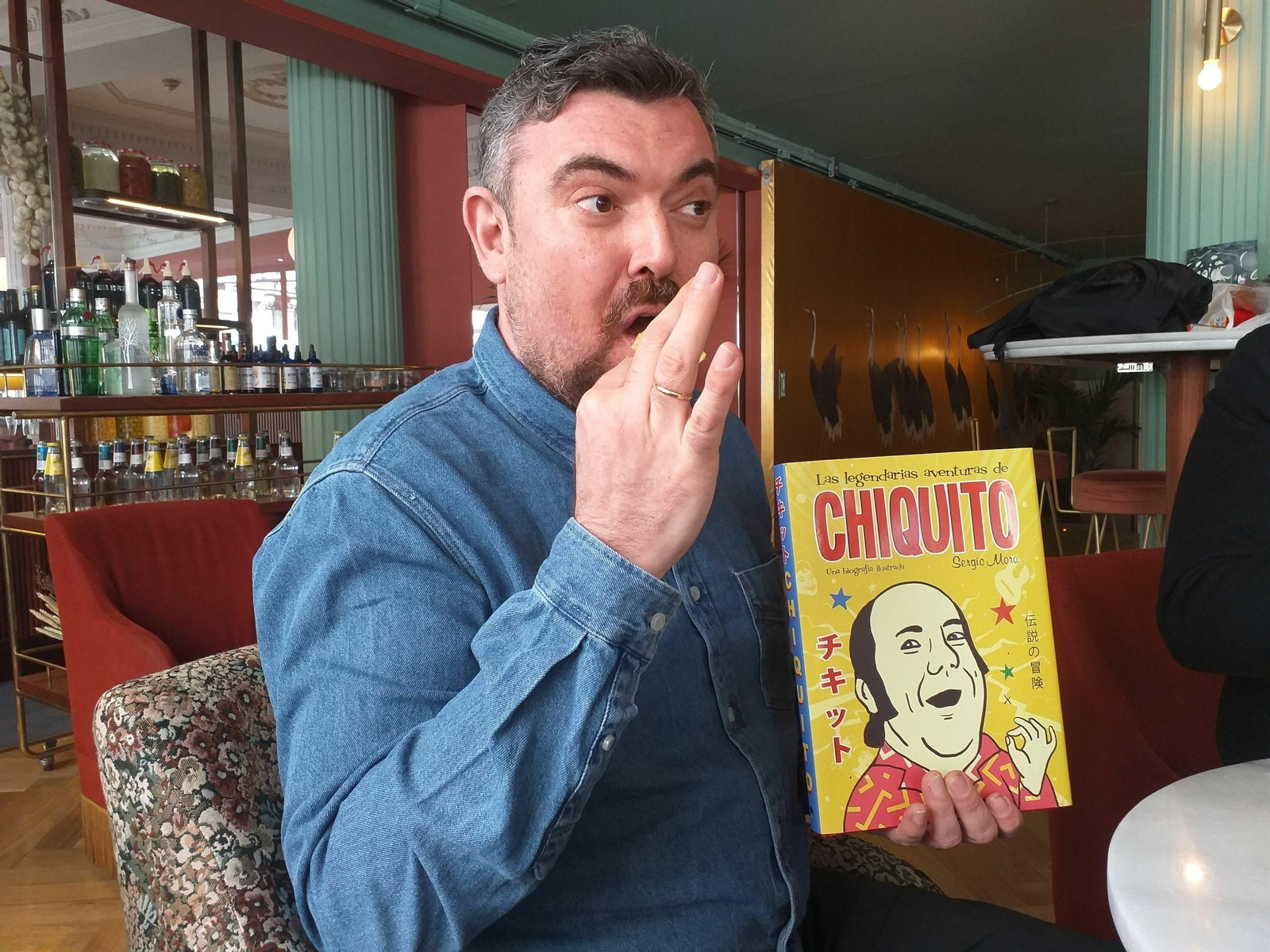 El ilustrador barcelonés Sergio Mora, con un ejemplar de ‘Las legendarias aventuras de Chiquito’.