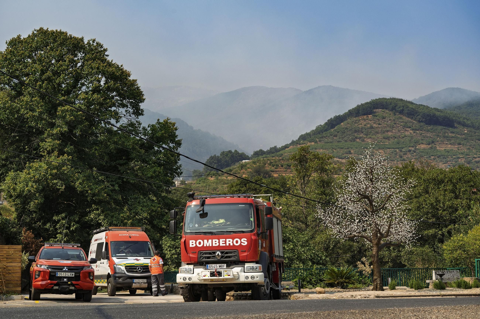 Efectivos de la Unidad Militar de Emergencias (UME) en el puesto de mando del incendio de Jarilla situado en La Granja (Cáceres).