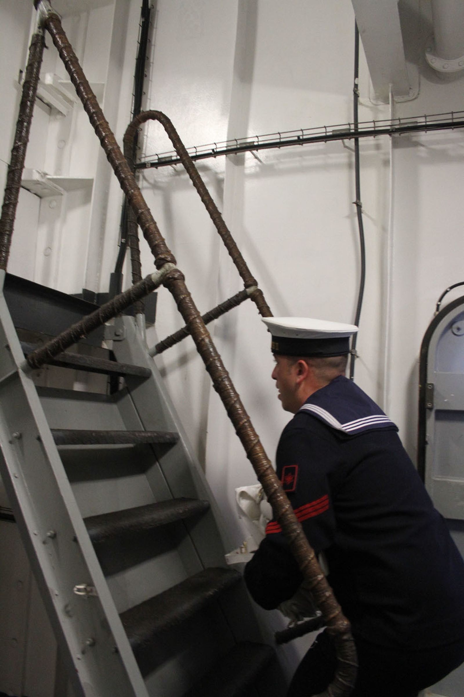 Imágenes de las primeras horas del portaaviones "Juan Carlos I" en el puerto de Huelva, durante su visita este fin de semana