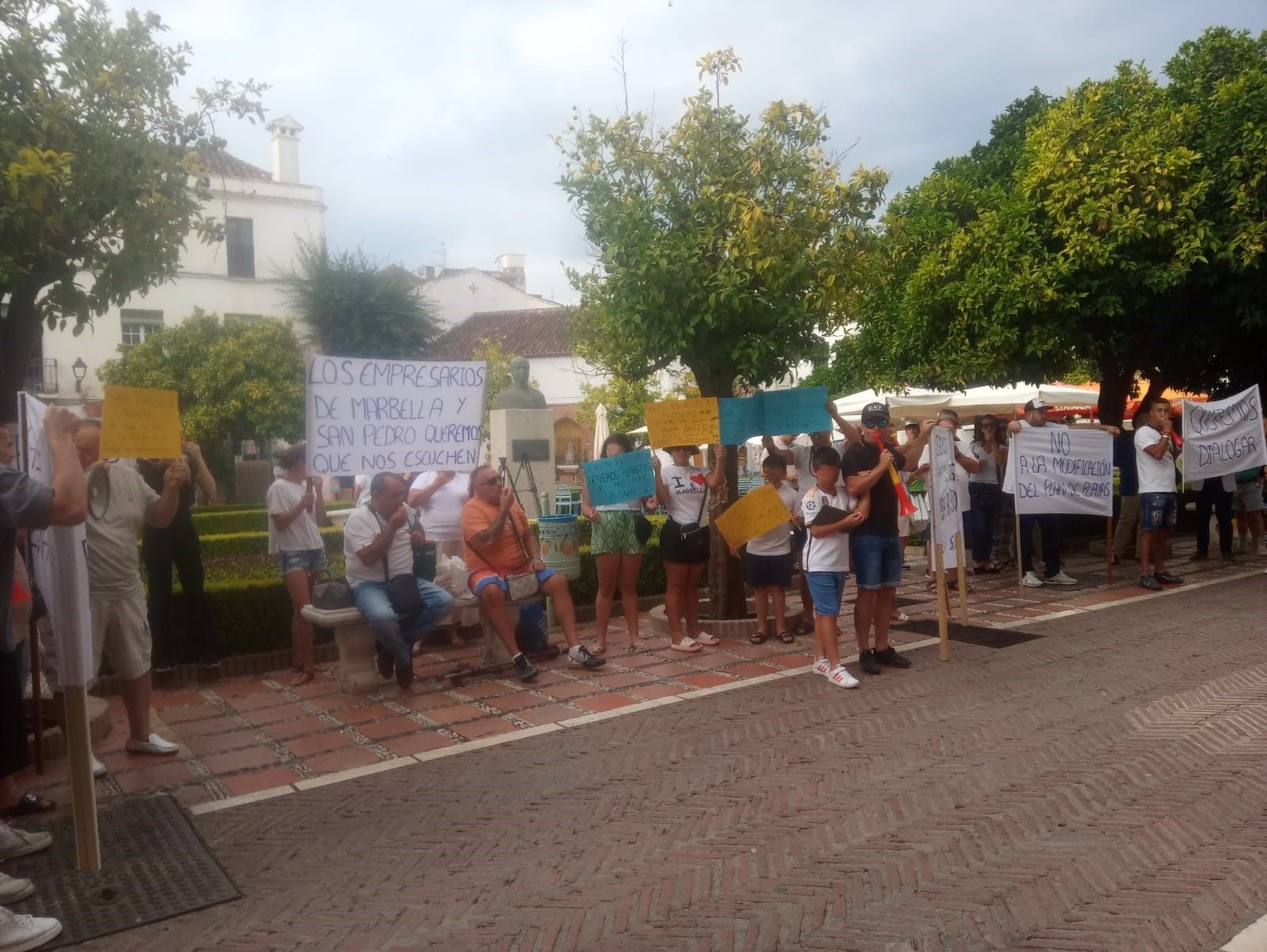 Los empresarios piden diálogo el Ayuntamiento.