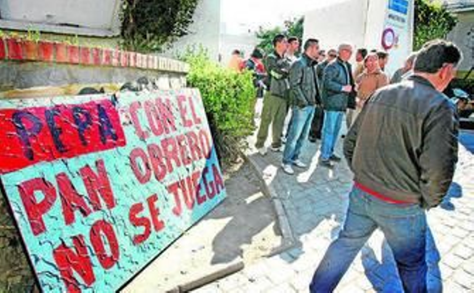 Trabajadores de Infraestructuras bloquean el paso ayer.