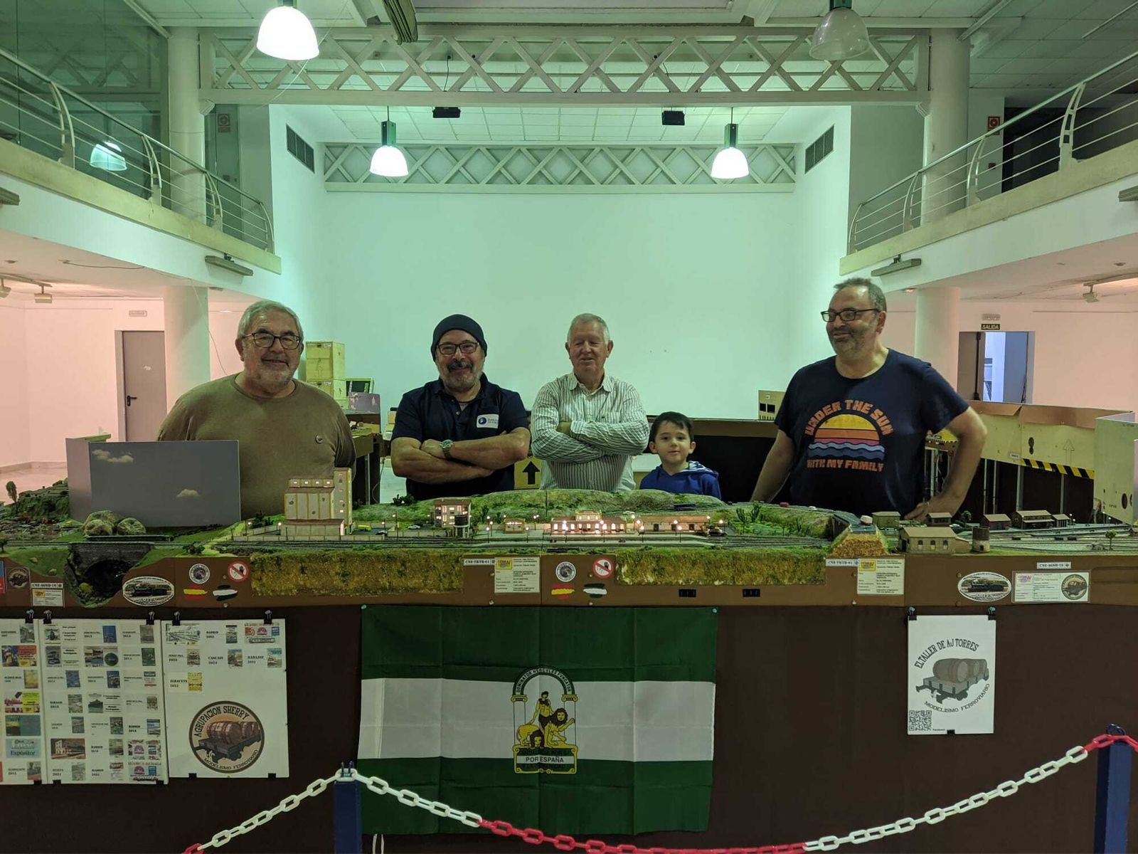 Los responsables de la muestra, con una de las maquetas.