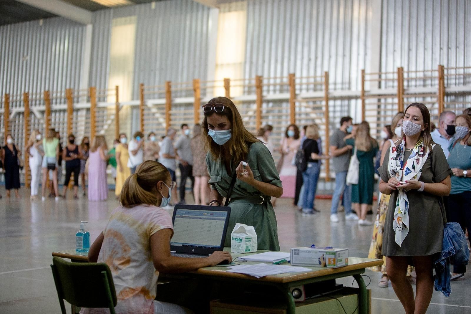 Los profesores gaditanos se someten a las pruebas de test rápidos.
