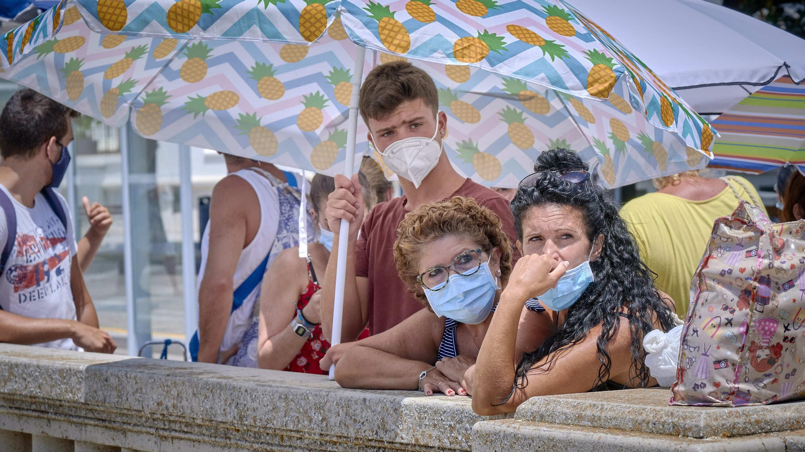 Imágenes inéditas en La Caleta con colas para entrar al completarse el aforo