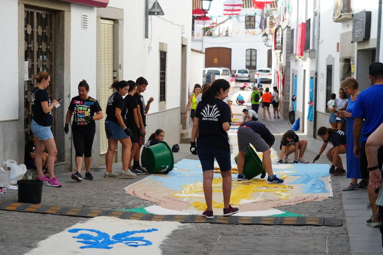 Alfombras de colores por San Roque en Dos Torres