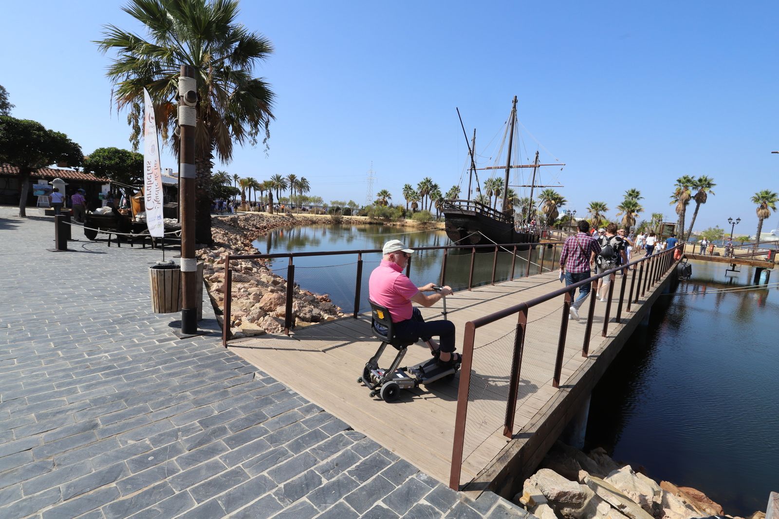 Imágenes de la jornada de puertas abiertas en el Muelle de las Carabelas