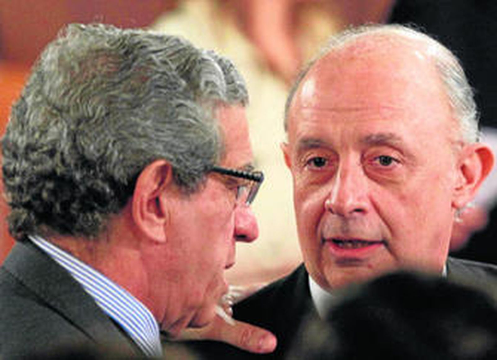 El presidente de Unicaja, Braulio Medel, conversa con el ministro de Hacienda, Cristóbal Montoro, en la investidura de Griñán.