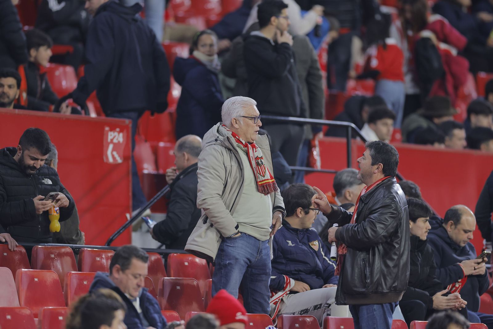 Búscate en las fotos del Sevilla - Celta
