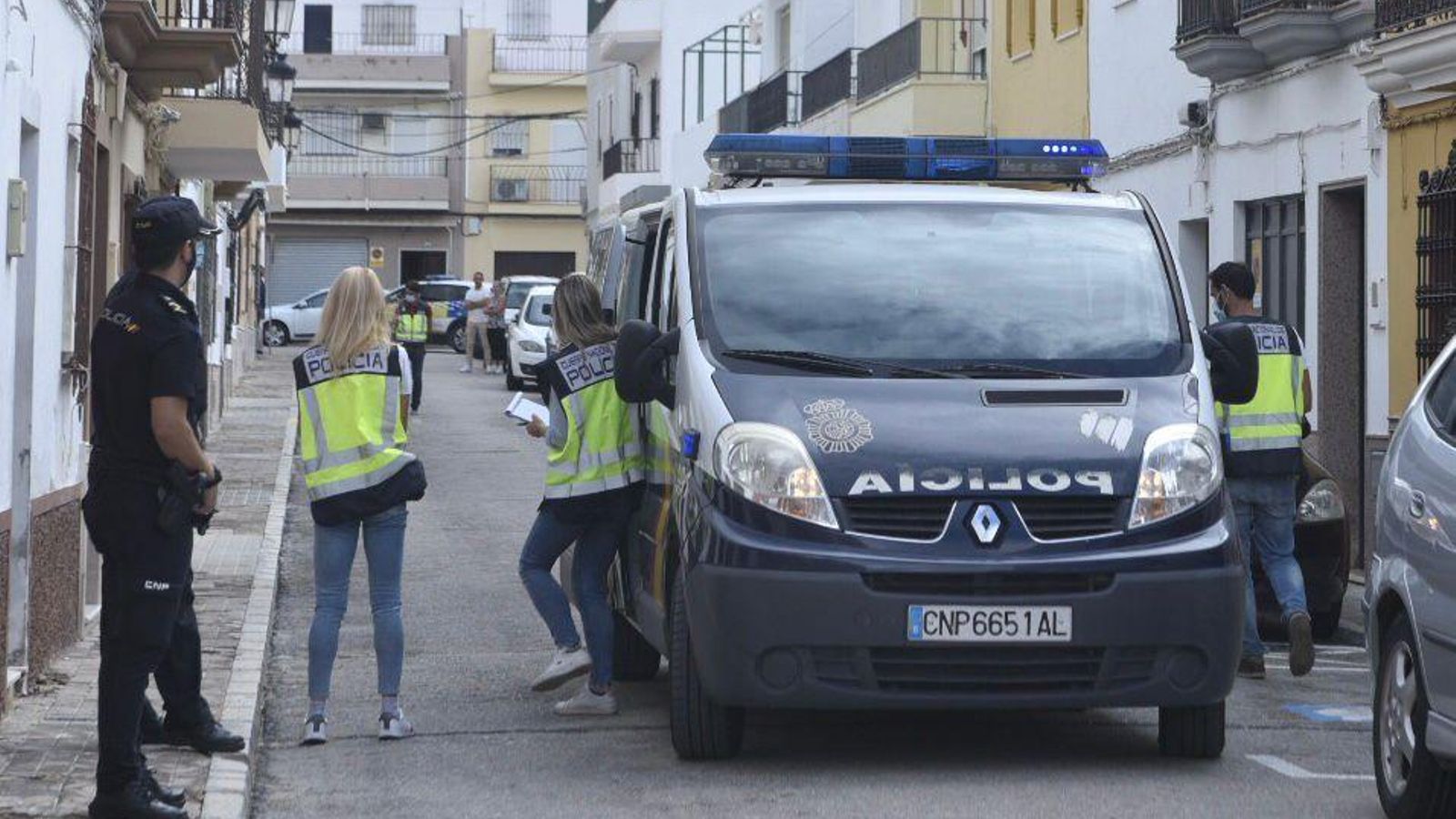 Policías en la calle Los Molares de Morón.