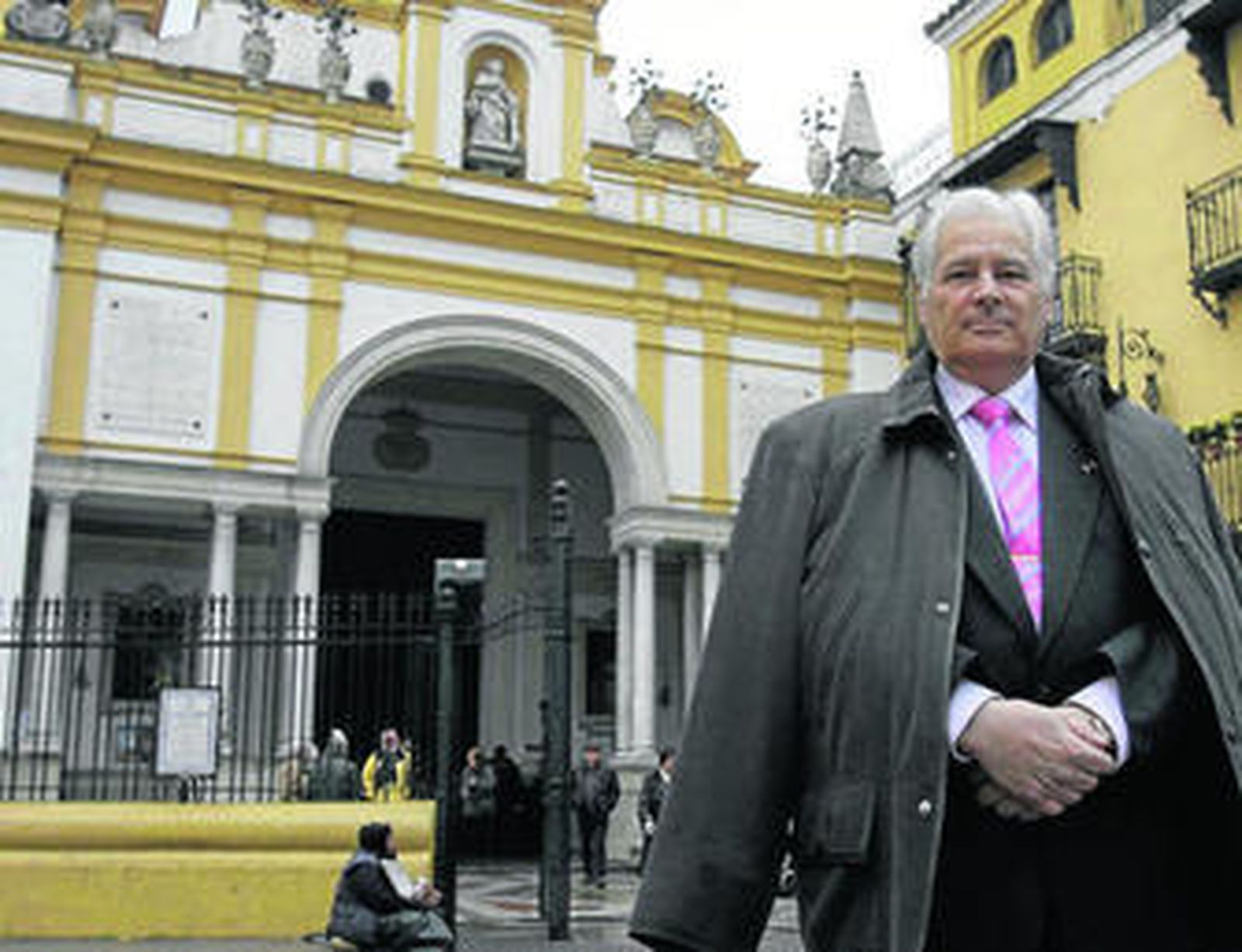 Arriba, Manuel Matador, ayer, en la Basílica de la Macarena. Debajo, cuando formaba parte de los armaos en la visita al Gran Poder.