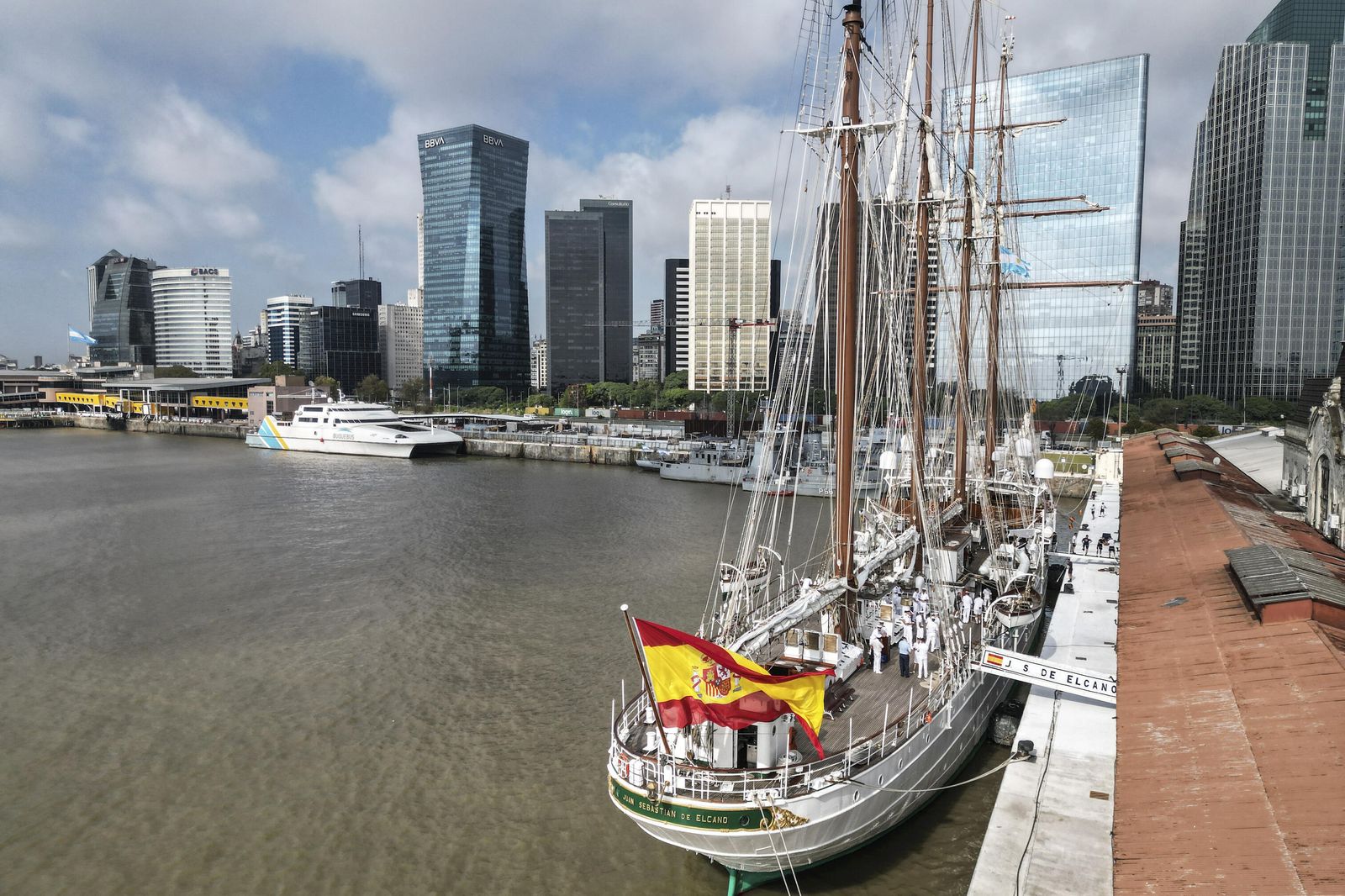 Las imágenes del buque escuela 'Juan Sebastián de Elcano' en Buenos Aires