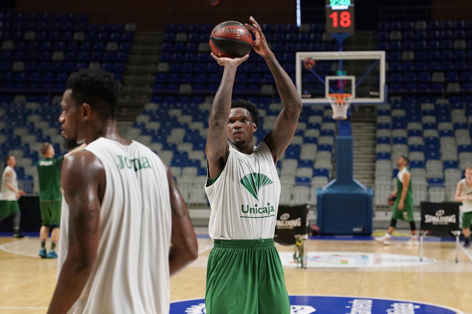 Deon Thompson lanza a canasta en un entrenamiento en el Carpena.