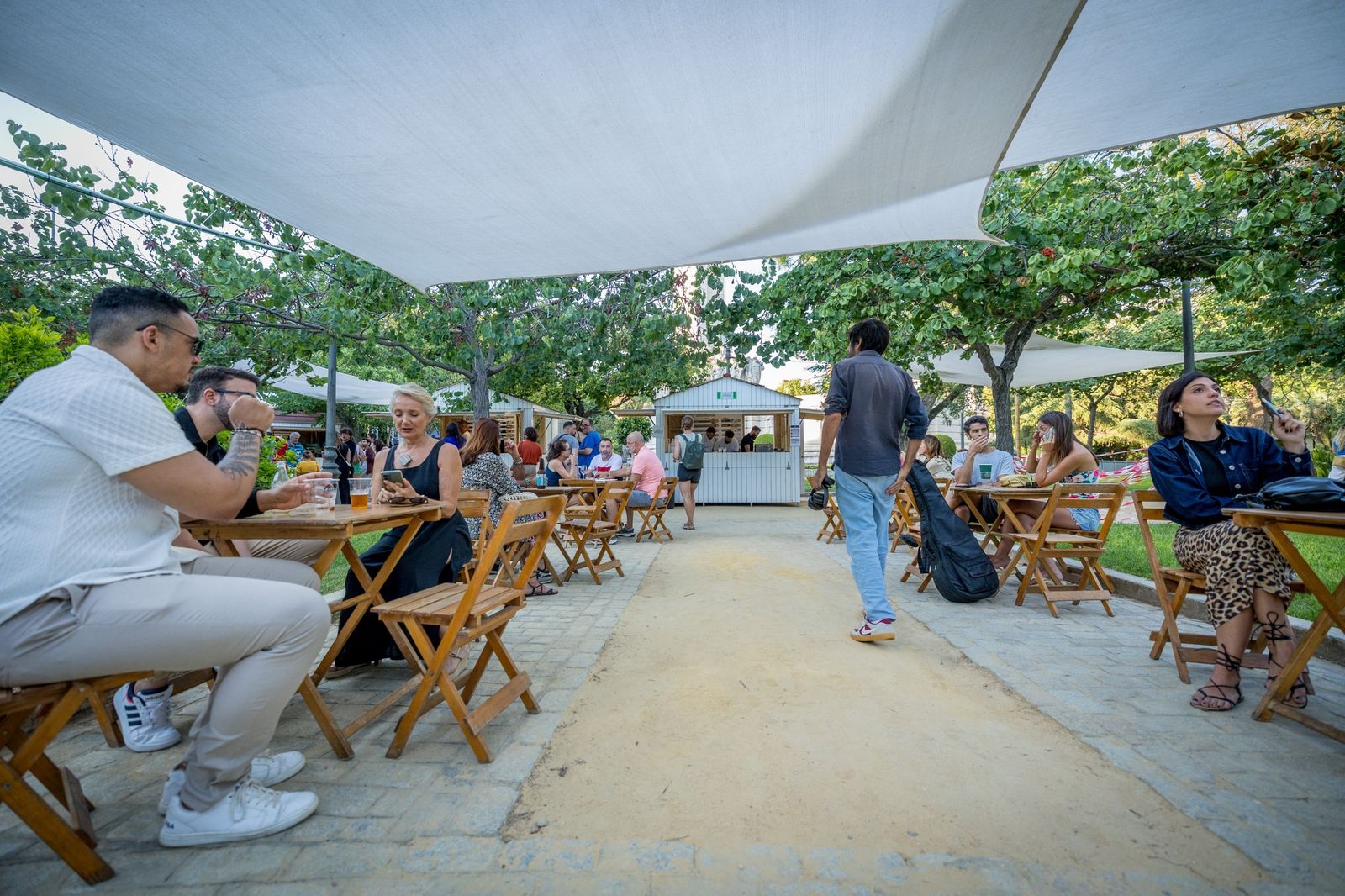 Las imágenes del mercado de Sures Festival en la Plaza España en Cádiz