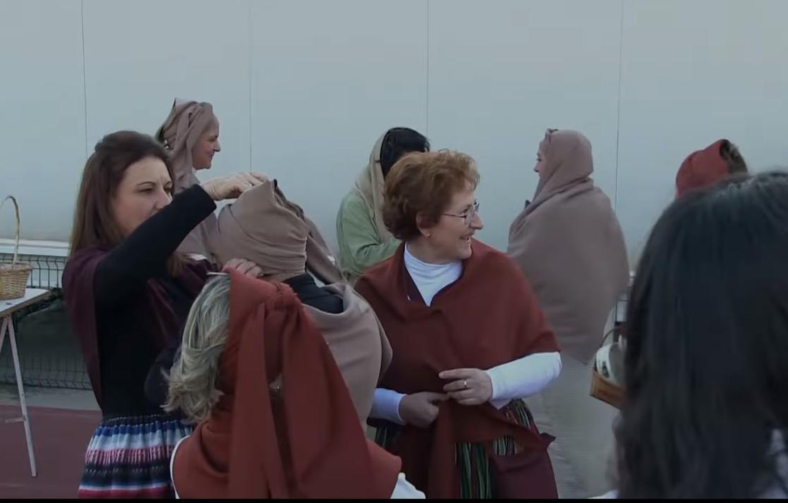 Vecinos de Antas preparándose para la recreación.