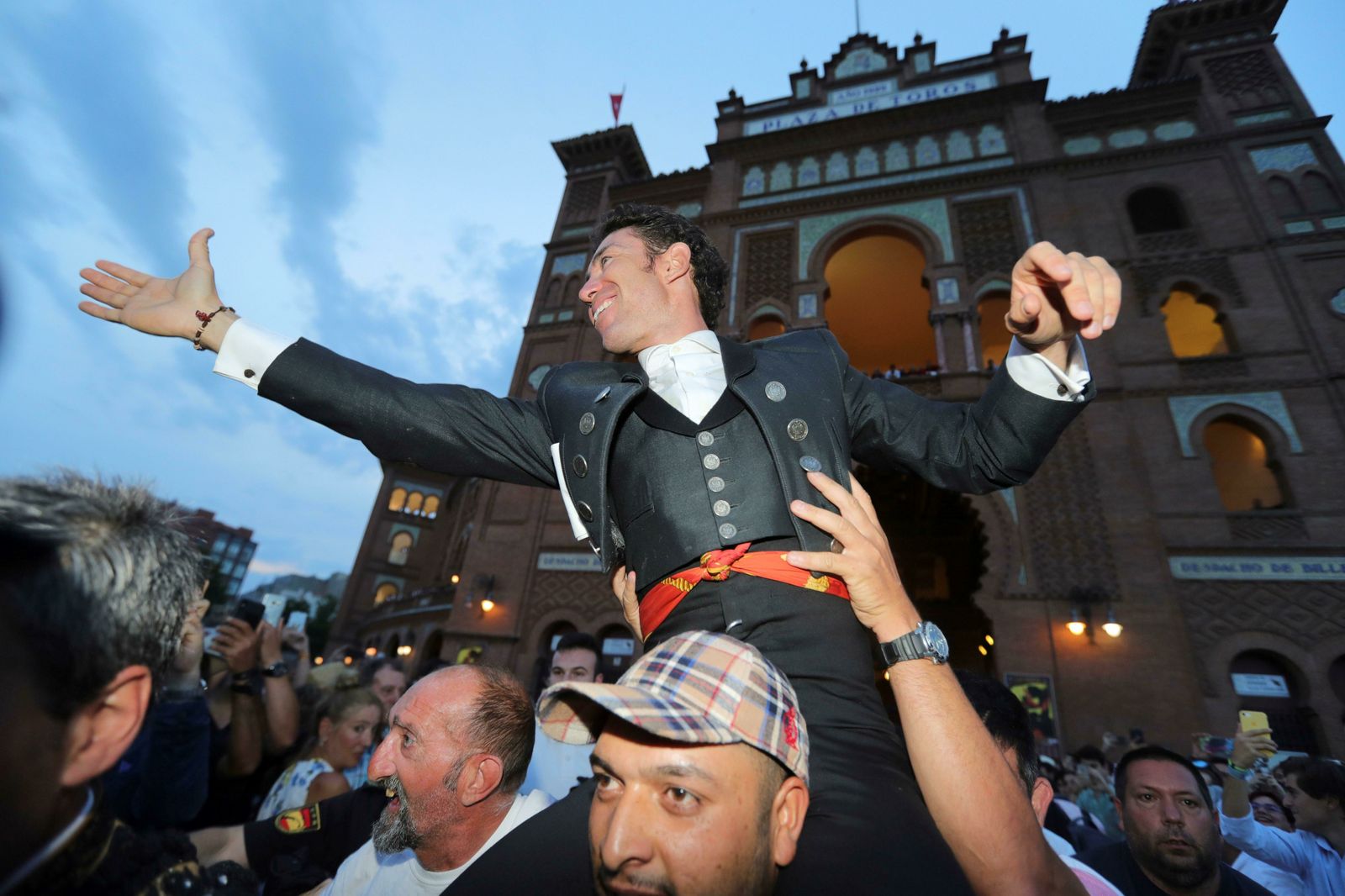 Leonardo Hernández, en su salida a hombros de la plaza de Las Ventas de Madrid.