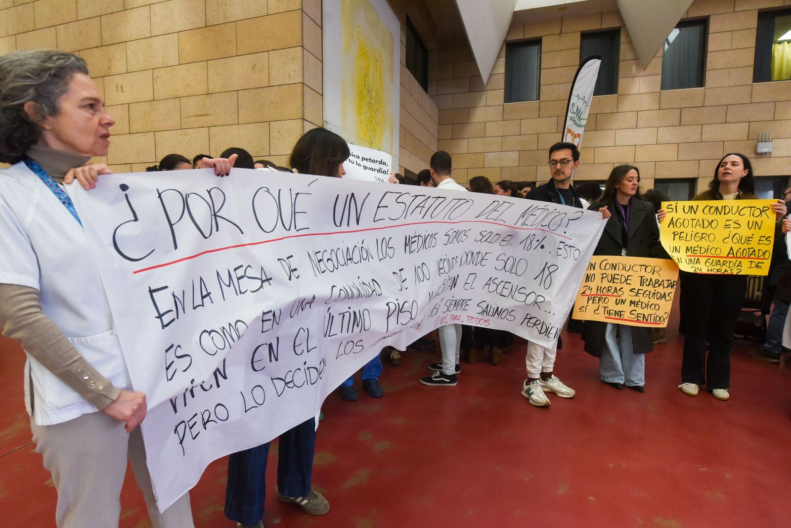 Las imágenes de la marcha de los médicos cordobeses por un estatuto propio y la mejora de sus condiciones laborales