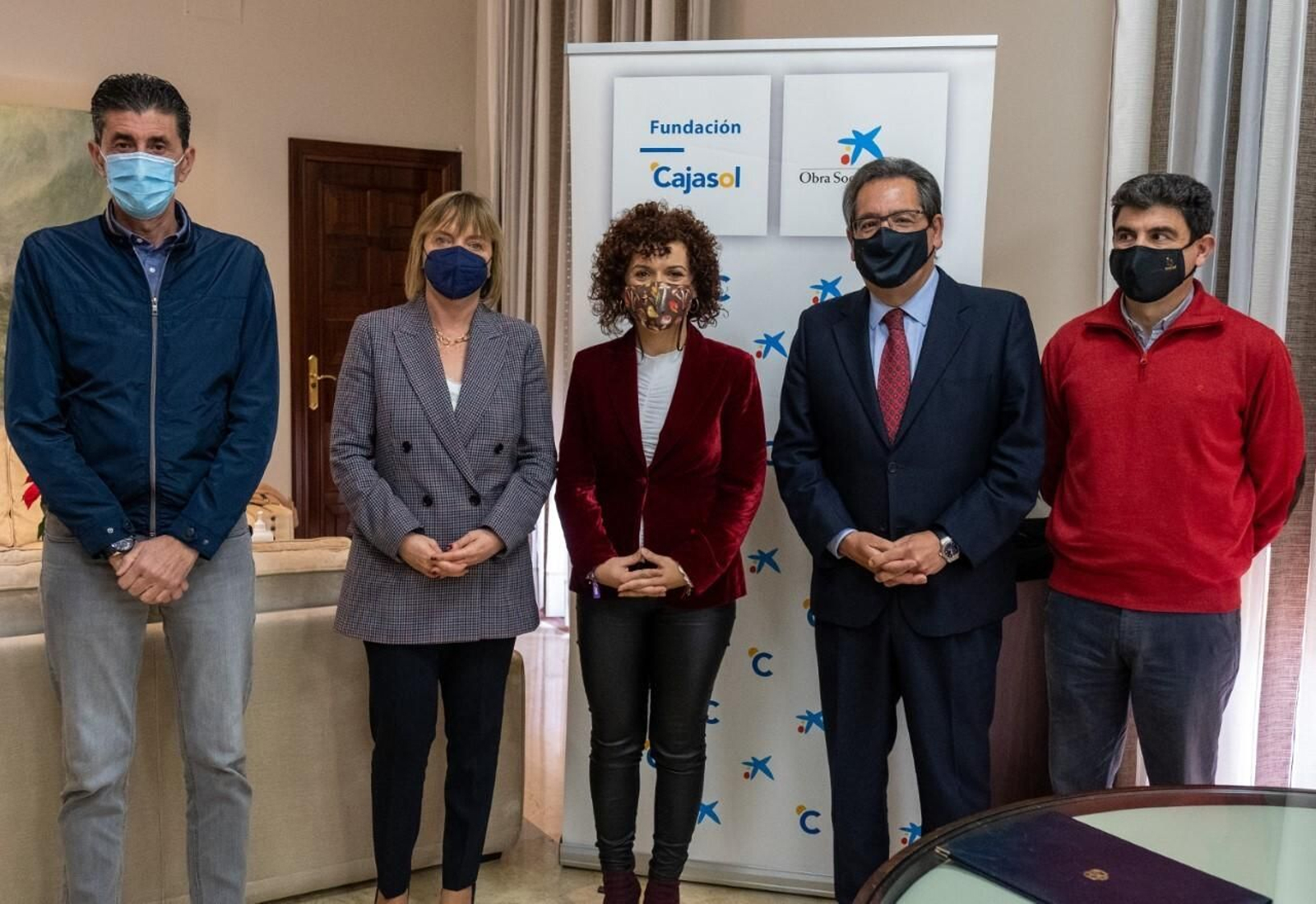 Diputación, Fundación Cajasol y Fundación La Caixa, tras la firma del acuerdo.