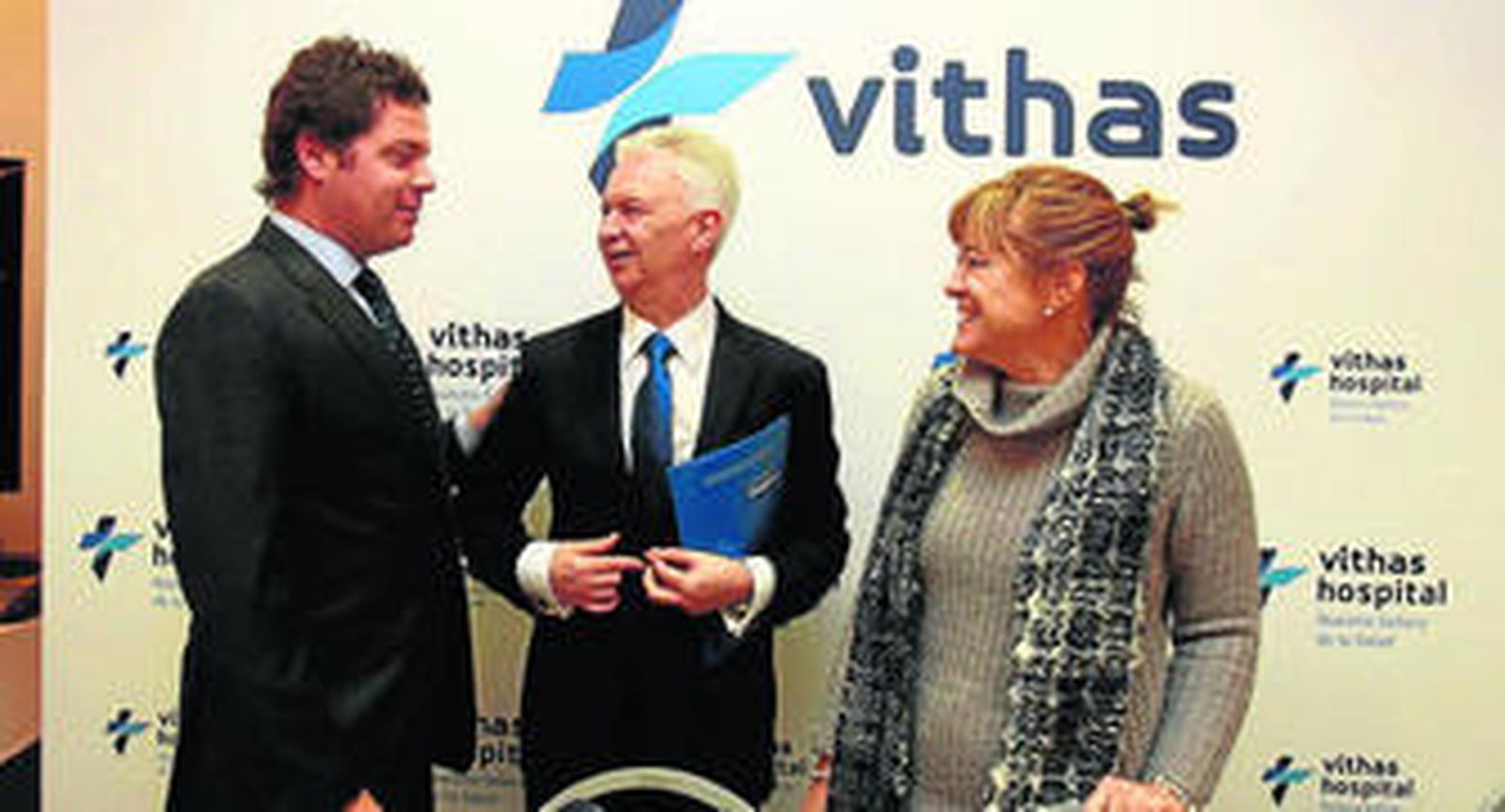 Jorge Gallardo, presidente de Vithas, junto a su director general José Luis Pardo y a Amelia Ávalos, directora del hospital.