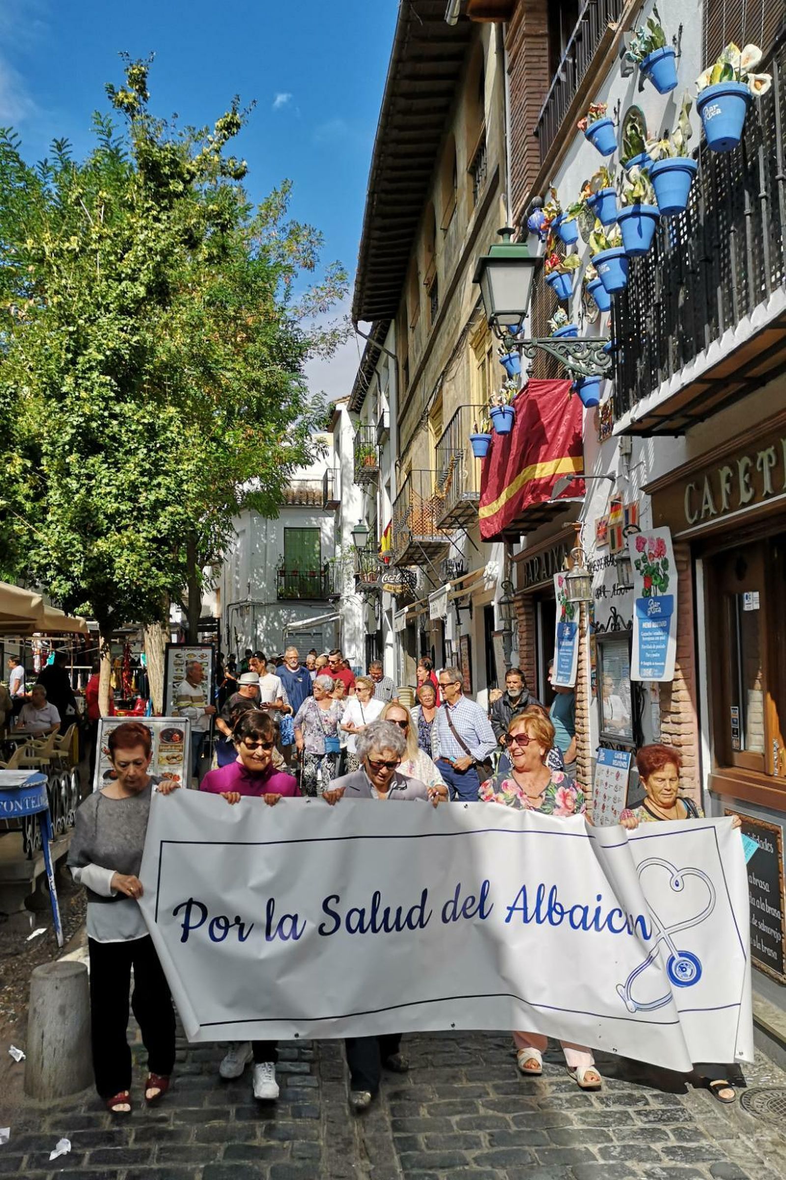 Los vecinos han llegado hasta el centro cívico del barrio
