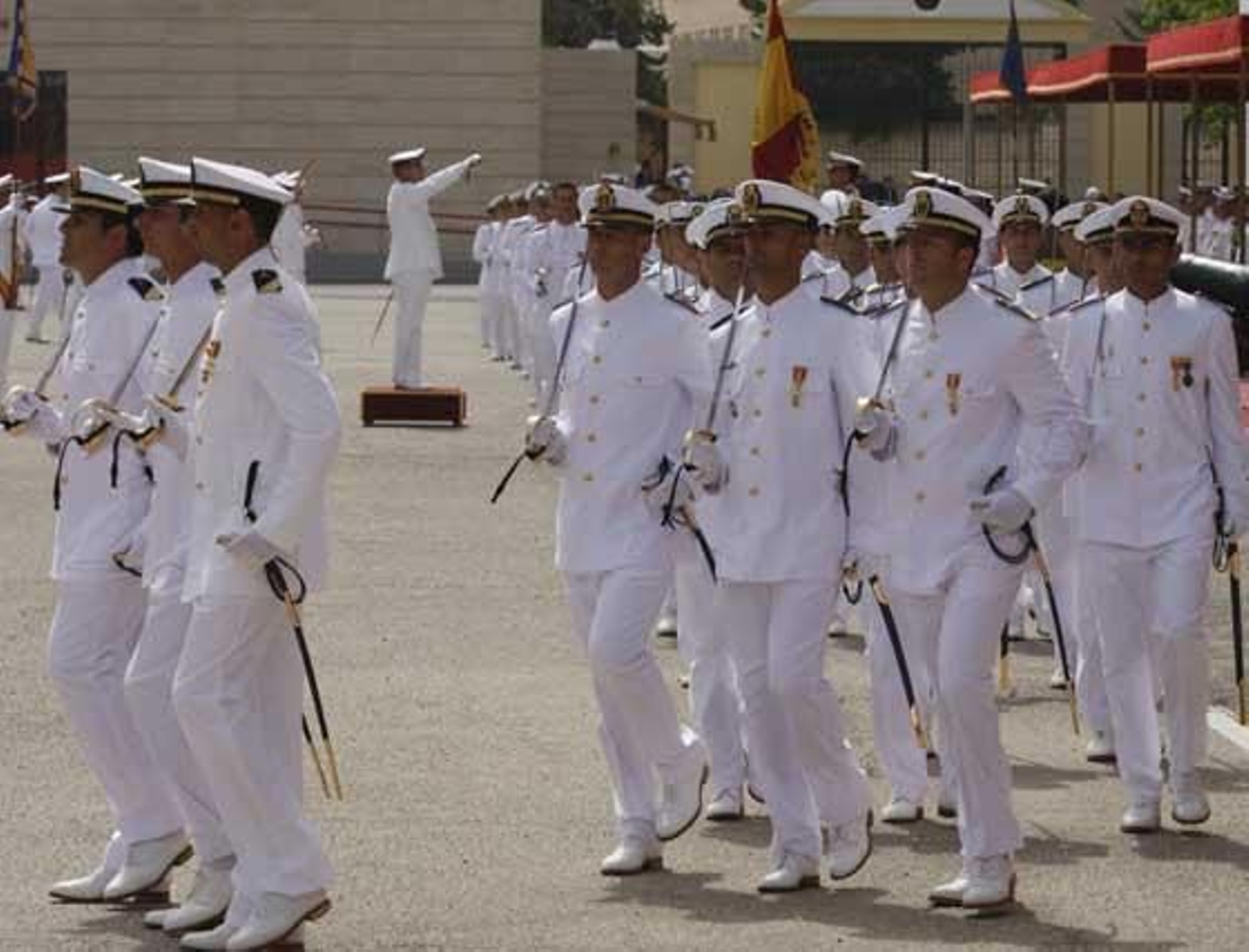 El Príncipe preside en La Isla la entrega de los Reales Despachos a los números uno del Cuerpo General de la Armada.

Foto: Nuria Reina