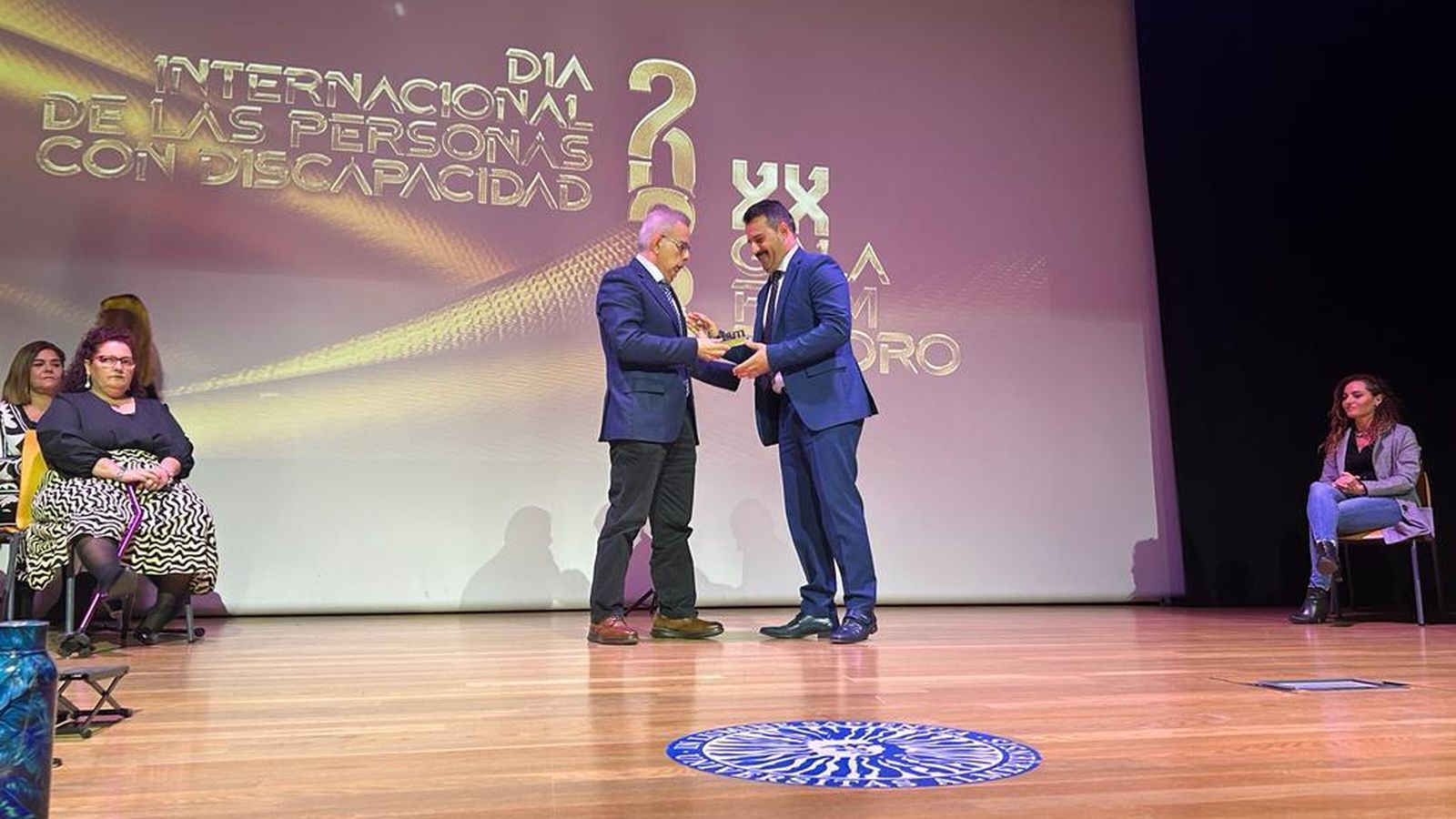 Matías García entrega el FAAM de Oro al redactor jefe de Diario de Almería