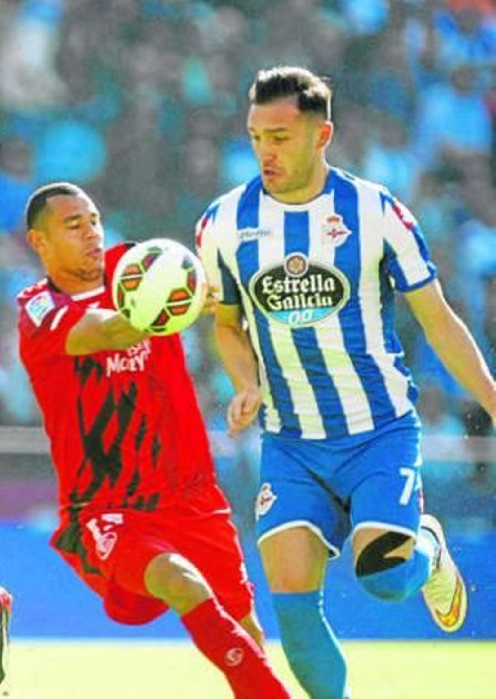 Kolodziejczak intenta frenar un avance de Lucas Pérez, que se zafó de él más de una vez.