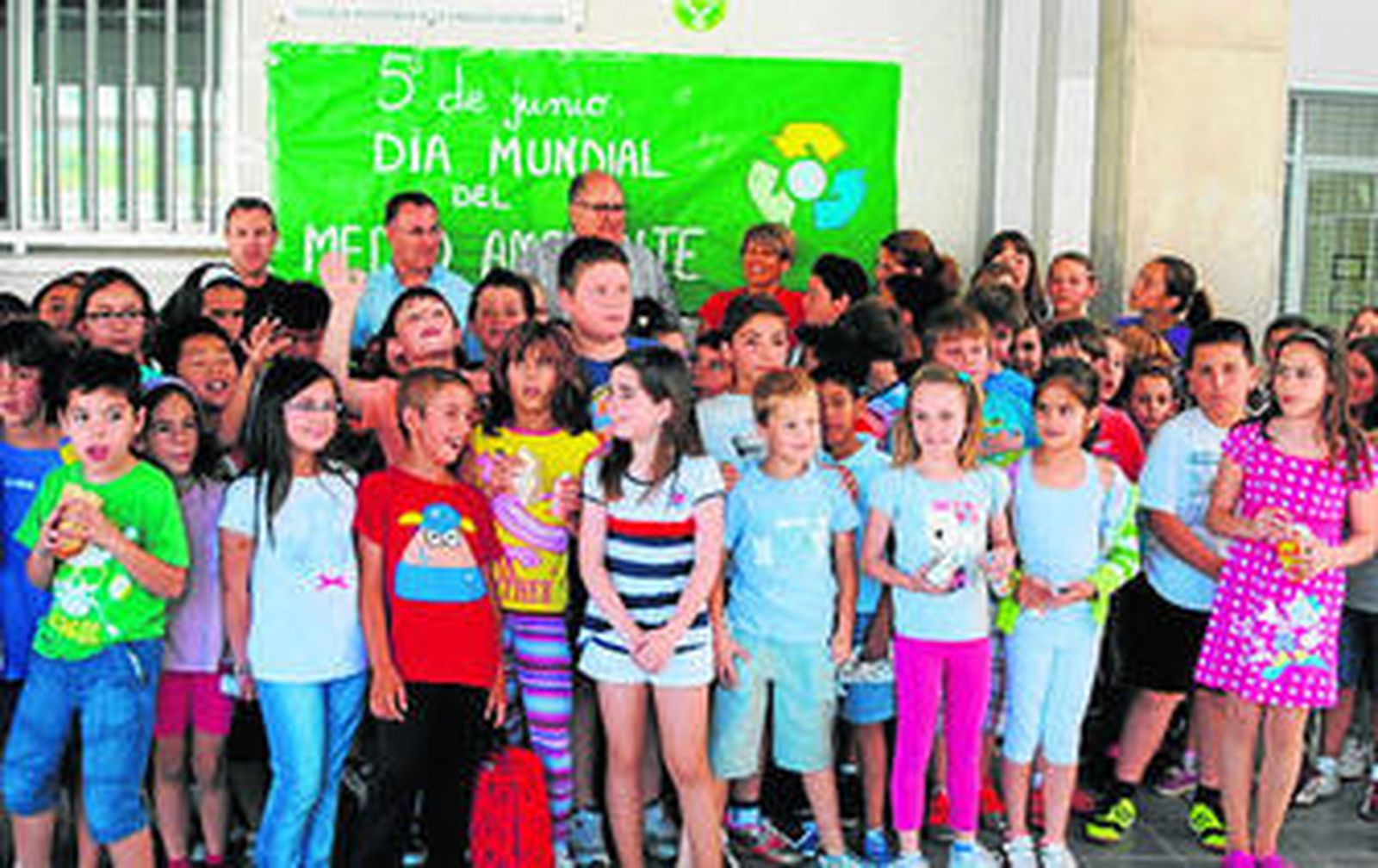 Gonzálvez y el alcalde de Alhama junto a los niños del colegio.