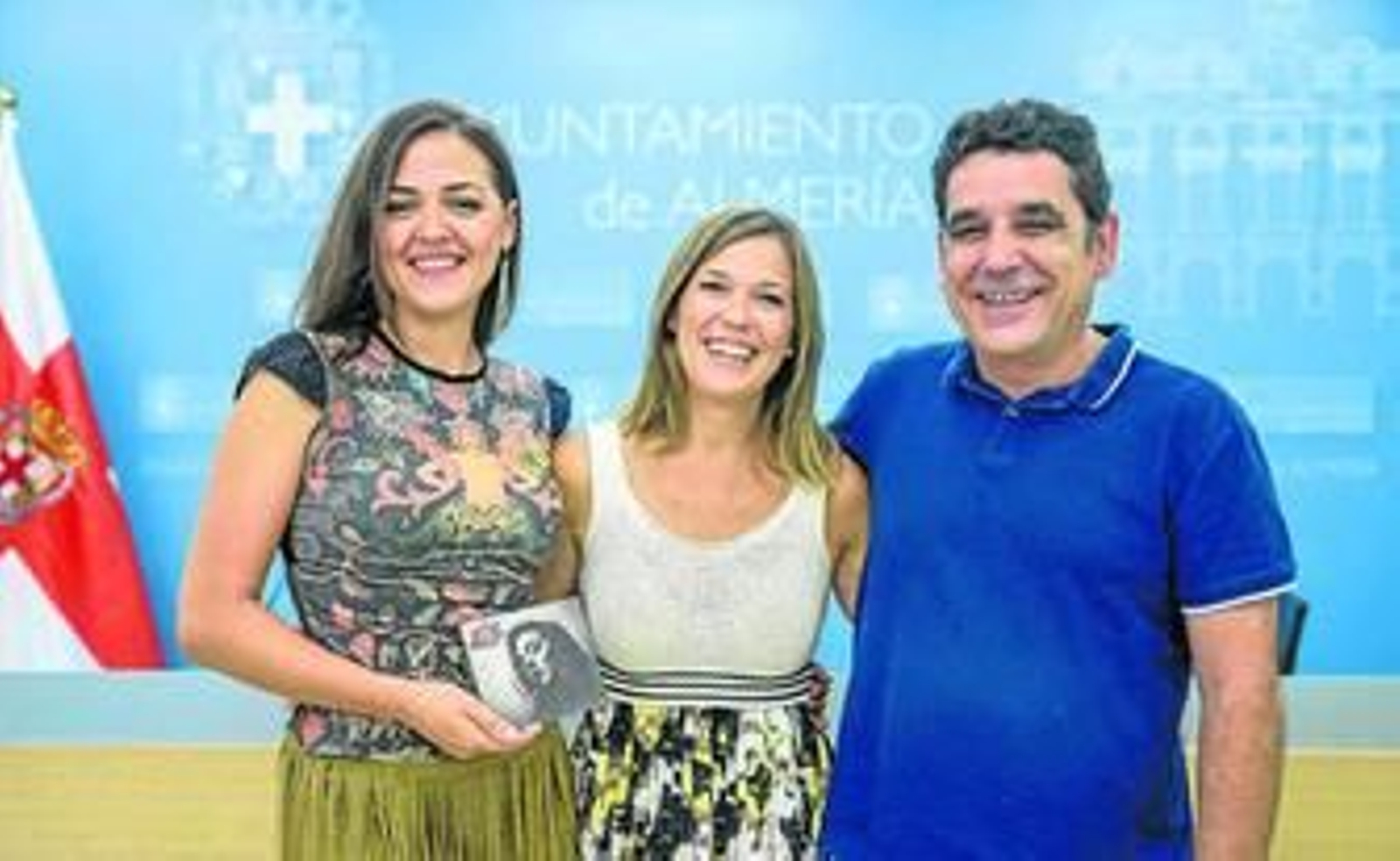 La cantante Chelo García con la concejala Ana Martínez Labella y el músico y productor César Pírez.