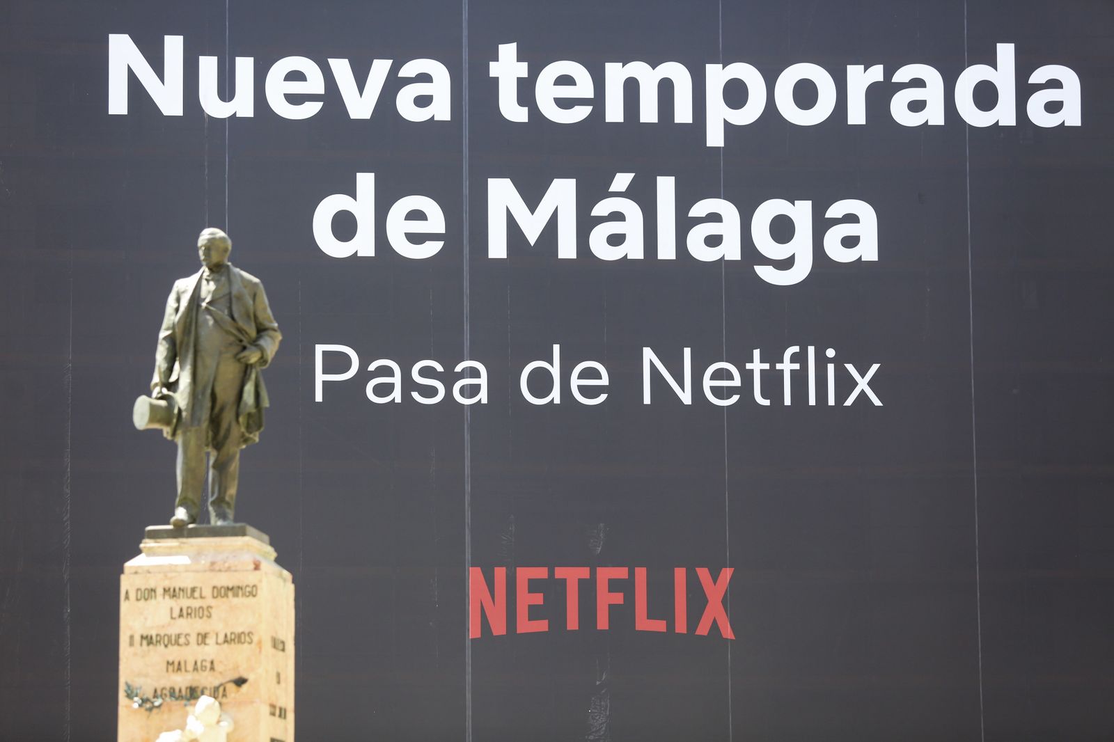 Las fotos de La Equitativa de Málaga, 'vestida' con Netflix