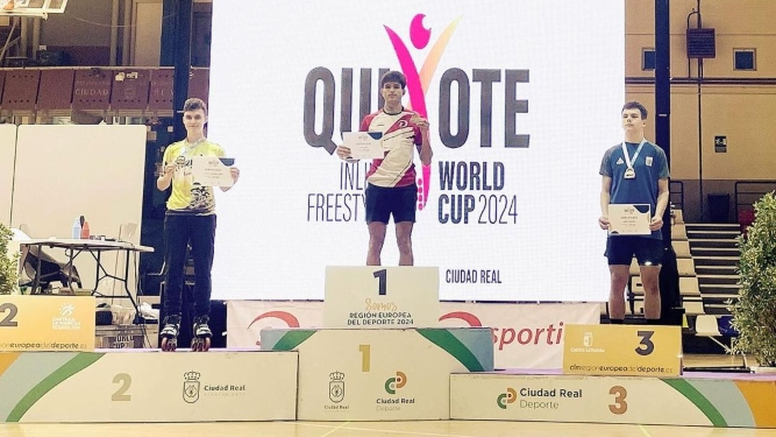 Javier Abad, en lo más alto del podio tras vencer en la prueba de salto de altura.