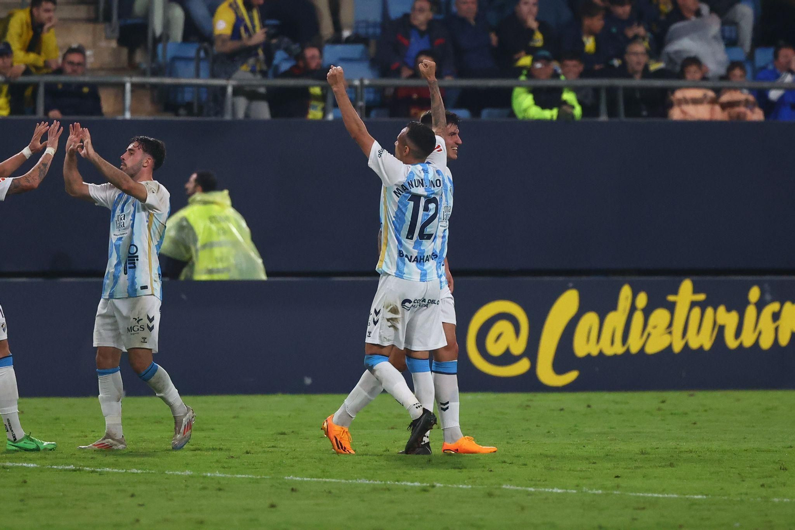 El Málaga CF celebra el empate en Cádiz. El Málaga CF celebra el empate en Cádiz.