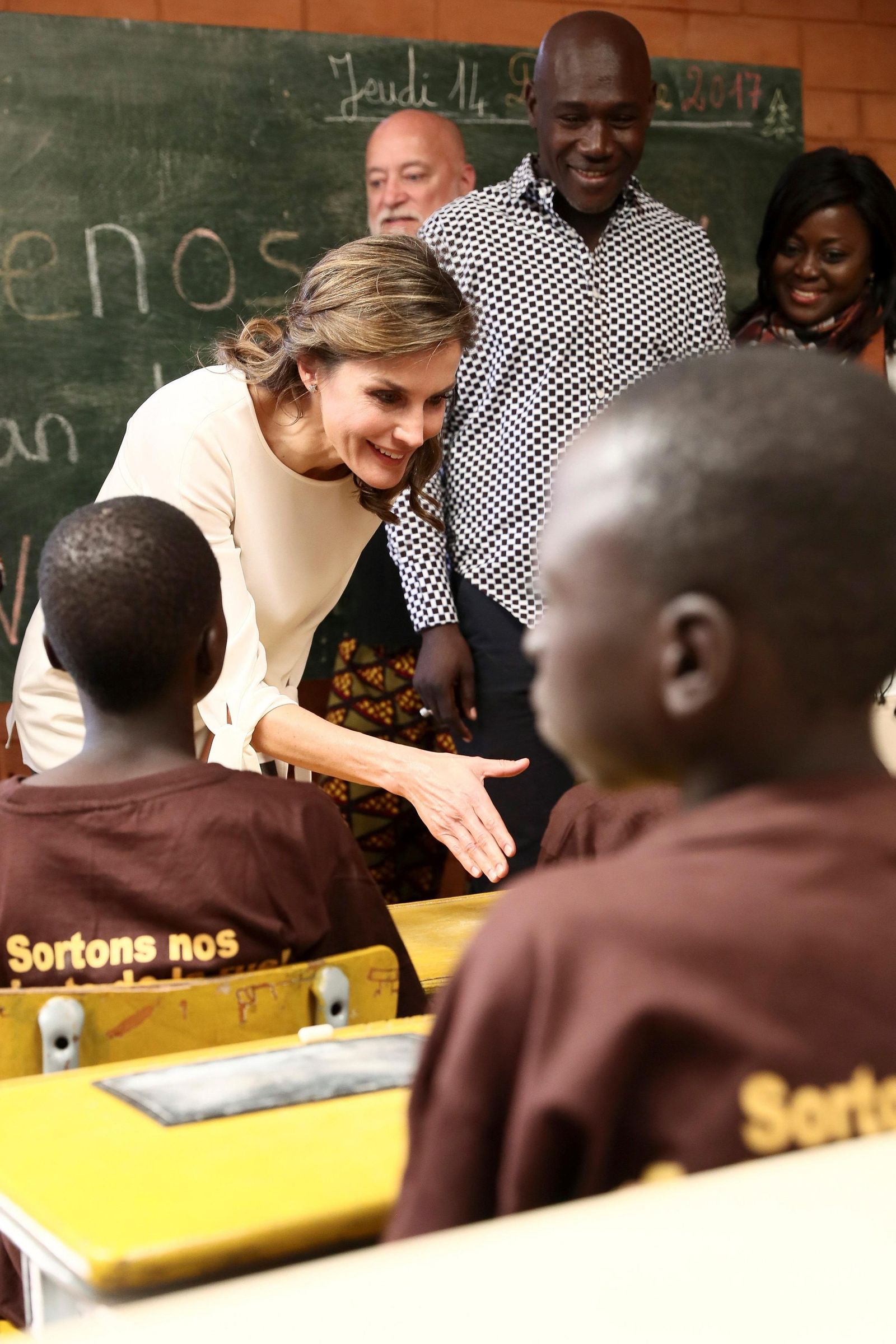 La Reina, con los niños de un centro de acogida en Senegal.