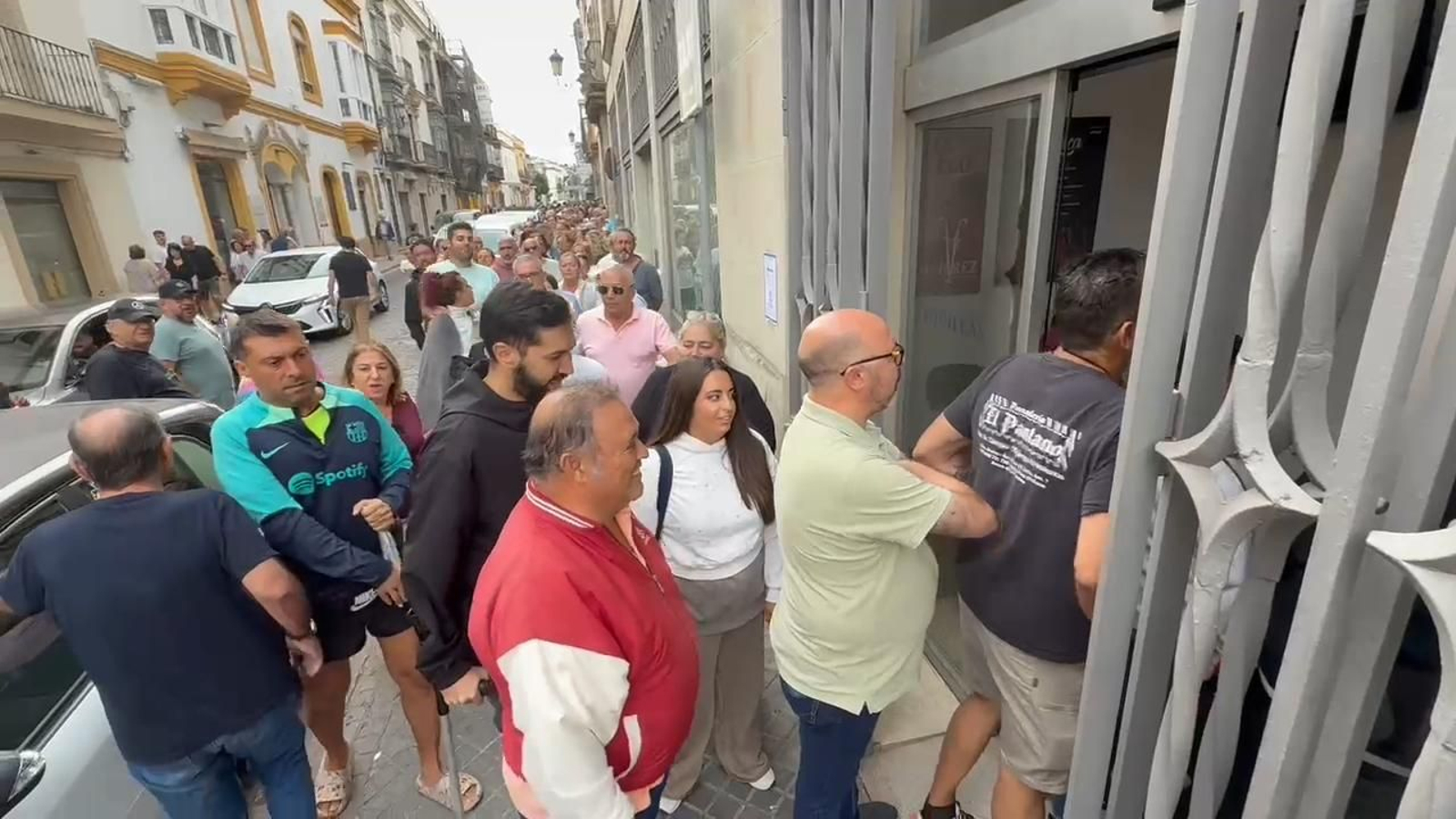 Colas en el Teatro Villamarta para las entradas del ciclo de Navidad