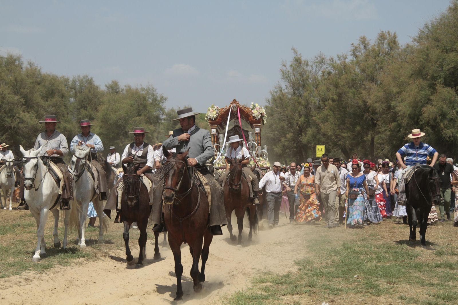 Las hermandades cruzando el puente del Ajolí, en imágenes