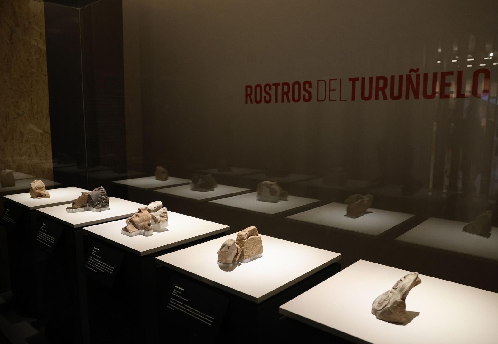 Piezas de la exposición Rostros del Turuñuelo.