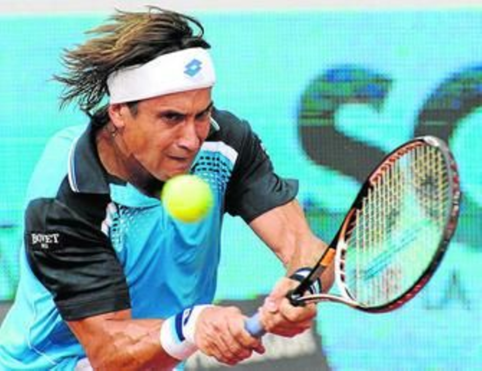 David Ferrer golpea la bola con su revés a dos manos durante el partido frente a Mannarino.