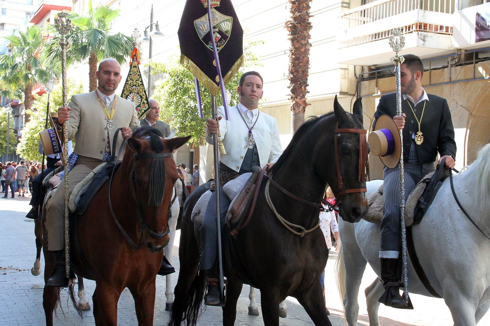 Imágenes de los caballistas, peregrinos a pie y carros de la Hdad de Emigrantes