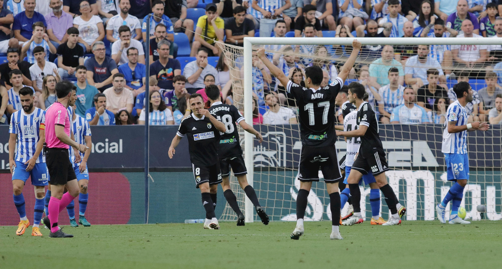 El Burgos celebra su gol al Málaga CF El Burgos celebra su gol al Málaga CF