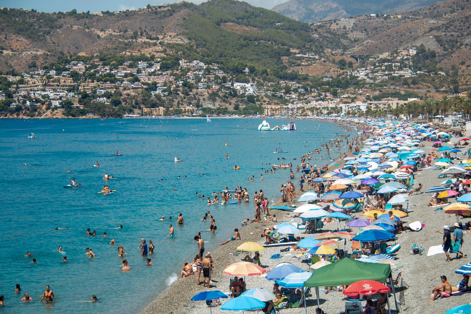 Playas llenas el 15 de agosto en la Costa Tropical