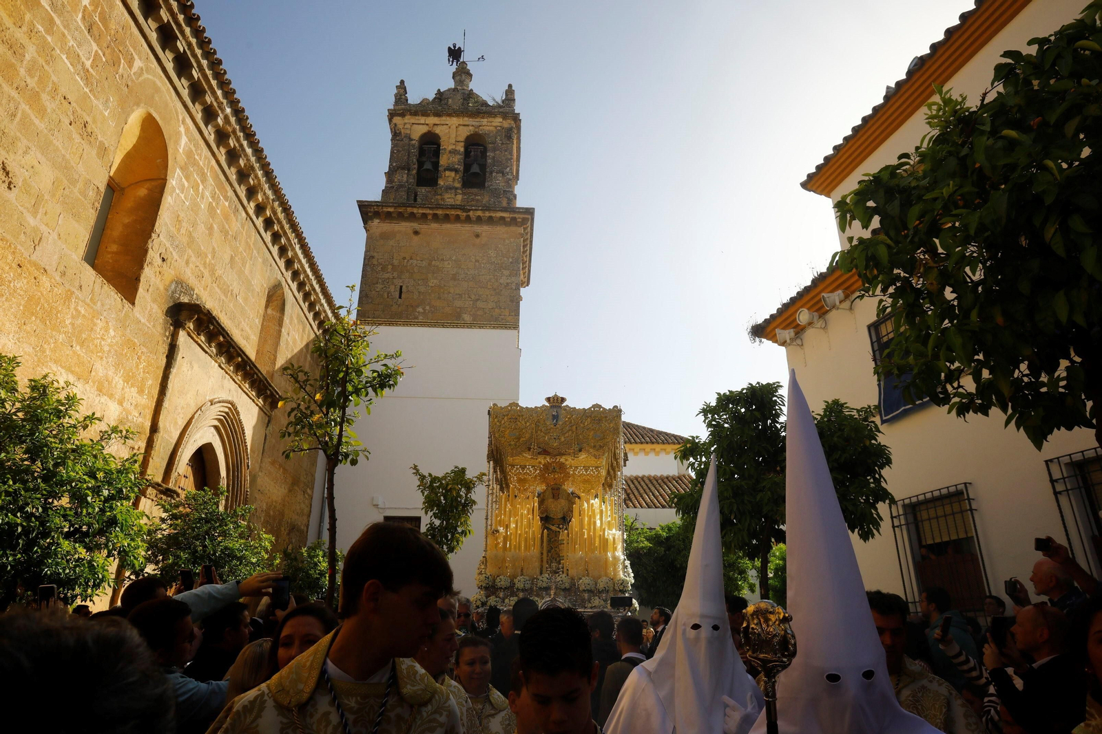 Domingo de Resurrección en Córdoba: la procesión de la hermandad del Resucitado, en imágenes