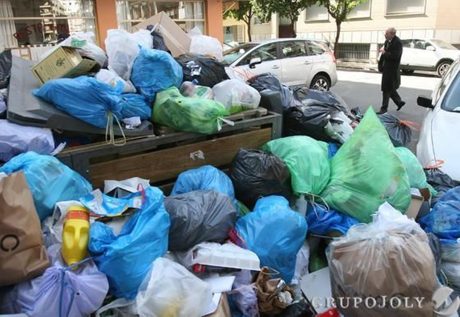 Montañas de basura se acumulan por las calles de Sevilla.

Foto: José Ángel García