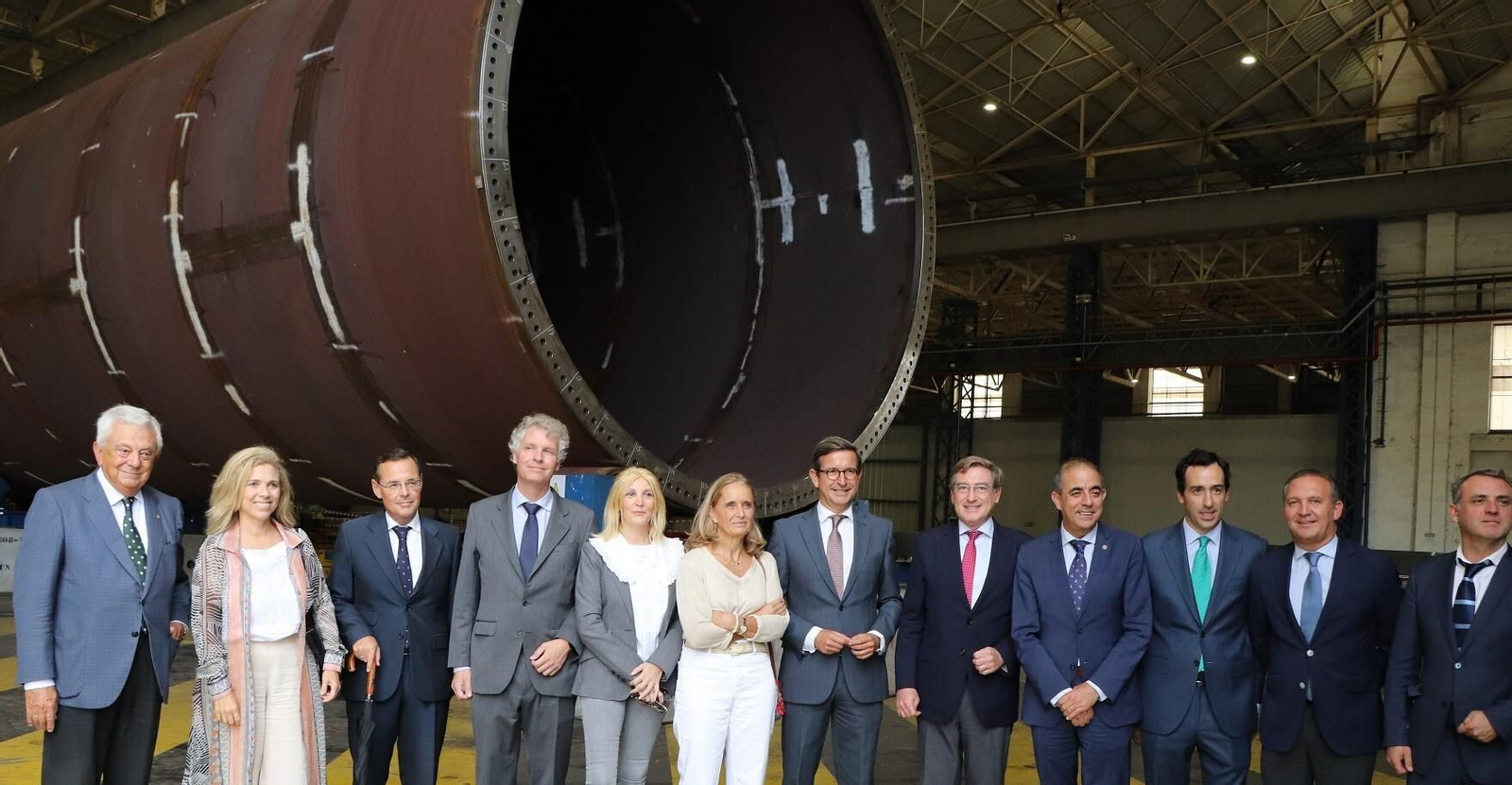 El consejero de Política Industrial (centro) con el presidente de la Autoridad Portuaria de Sevilla, el rector de la Universidad de Sevilla y el resto de las autoridades y representantes de las empresas industriales.