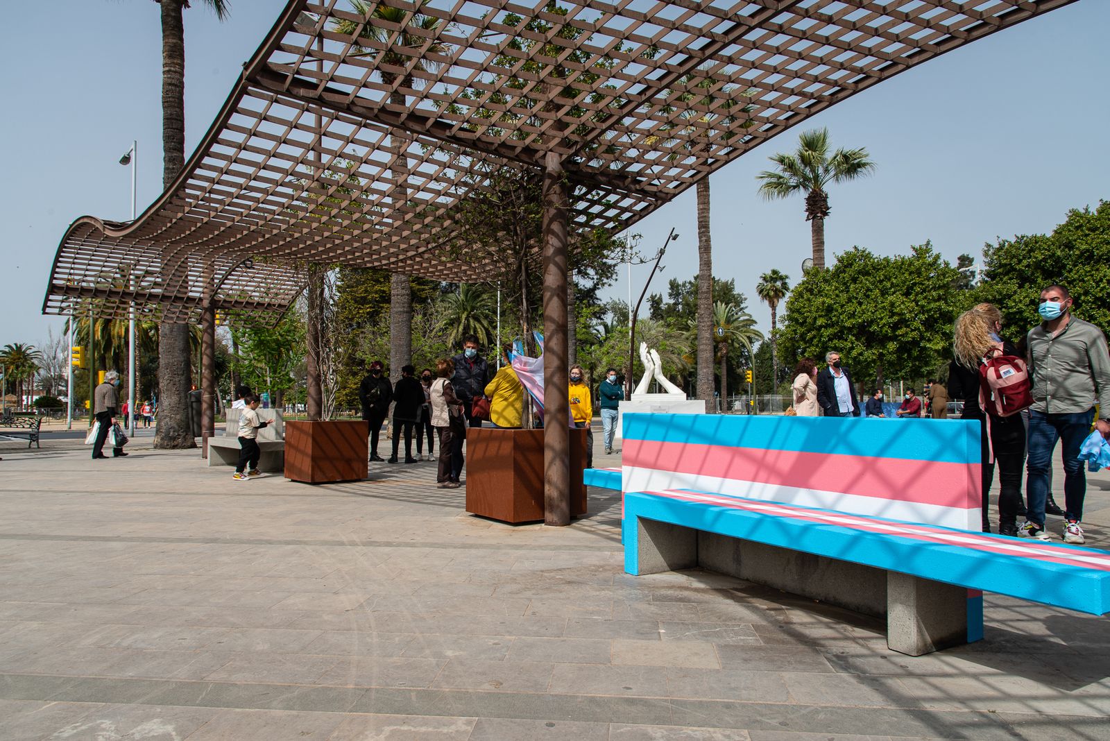 Imágenes de la inauguración del banco trans en Huelva