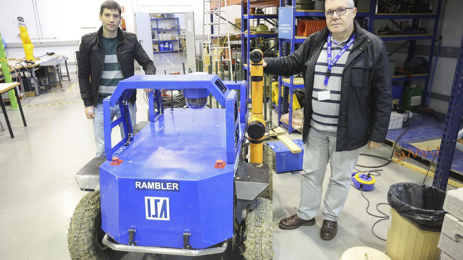 Javier Serón y Alfonso García Cerezo junto al Rambler en la Escuela de Ingeniería Industrial.