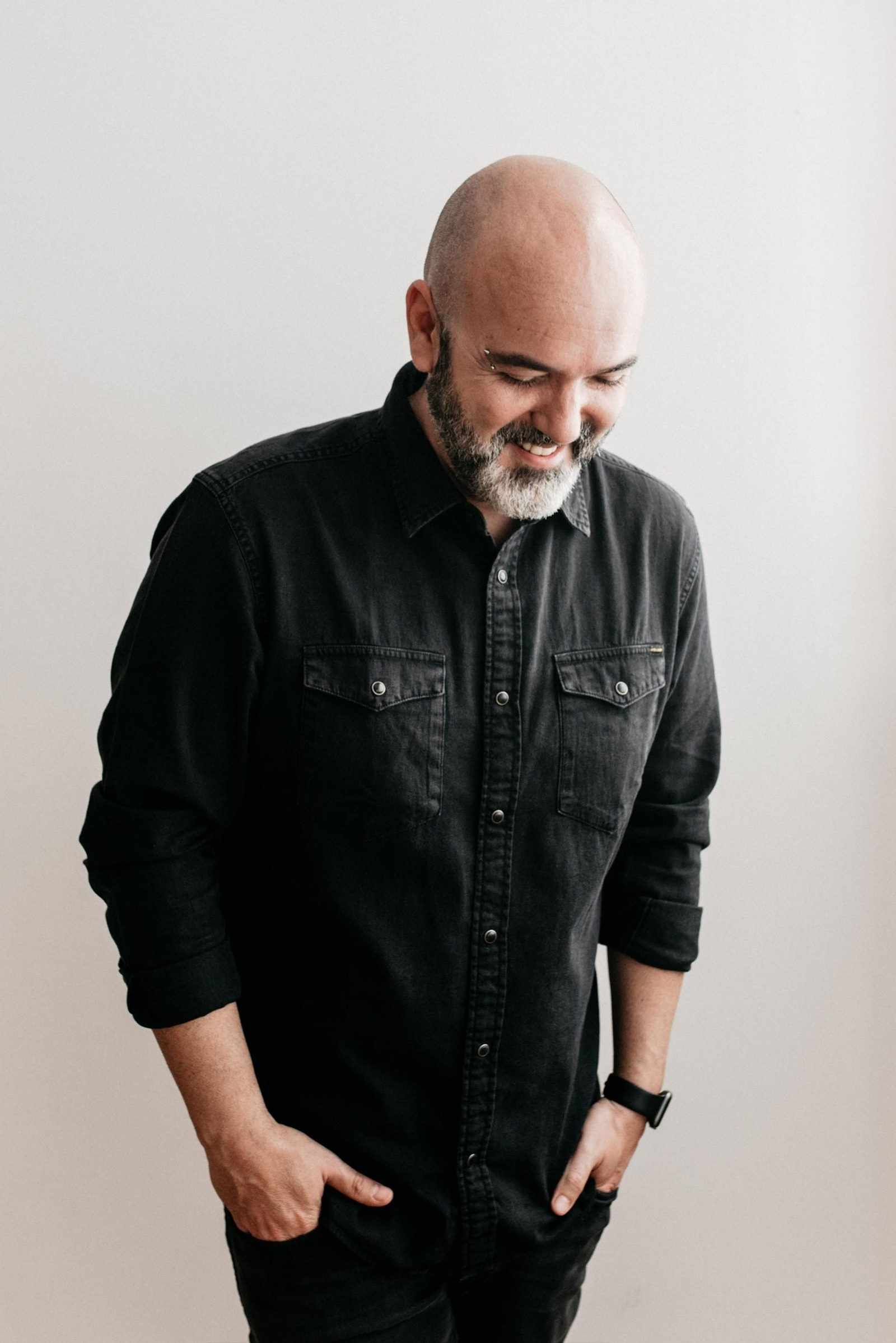 Ángel Squembri es licenciado en Bellas Artes por la UGR