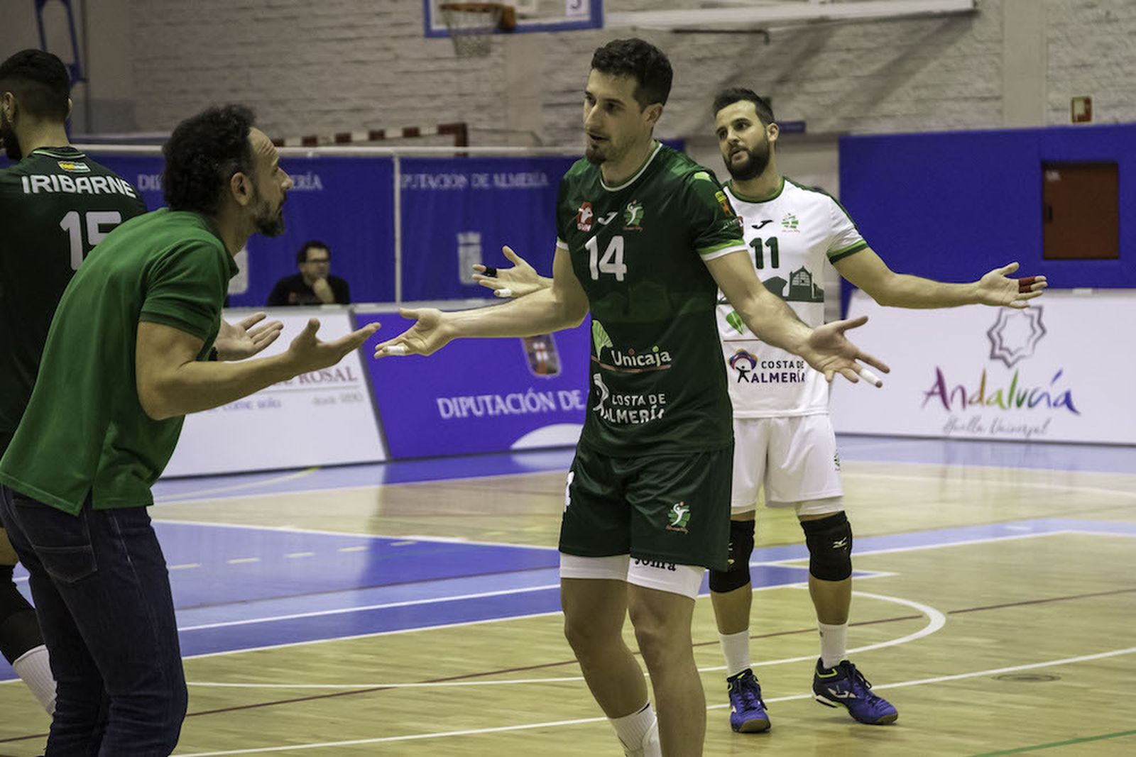 Ignacio Sánchez intercambia impresiones con Manolo Berenguel