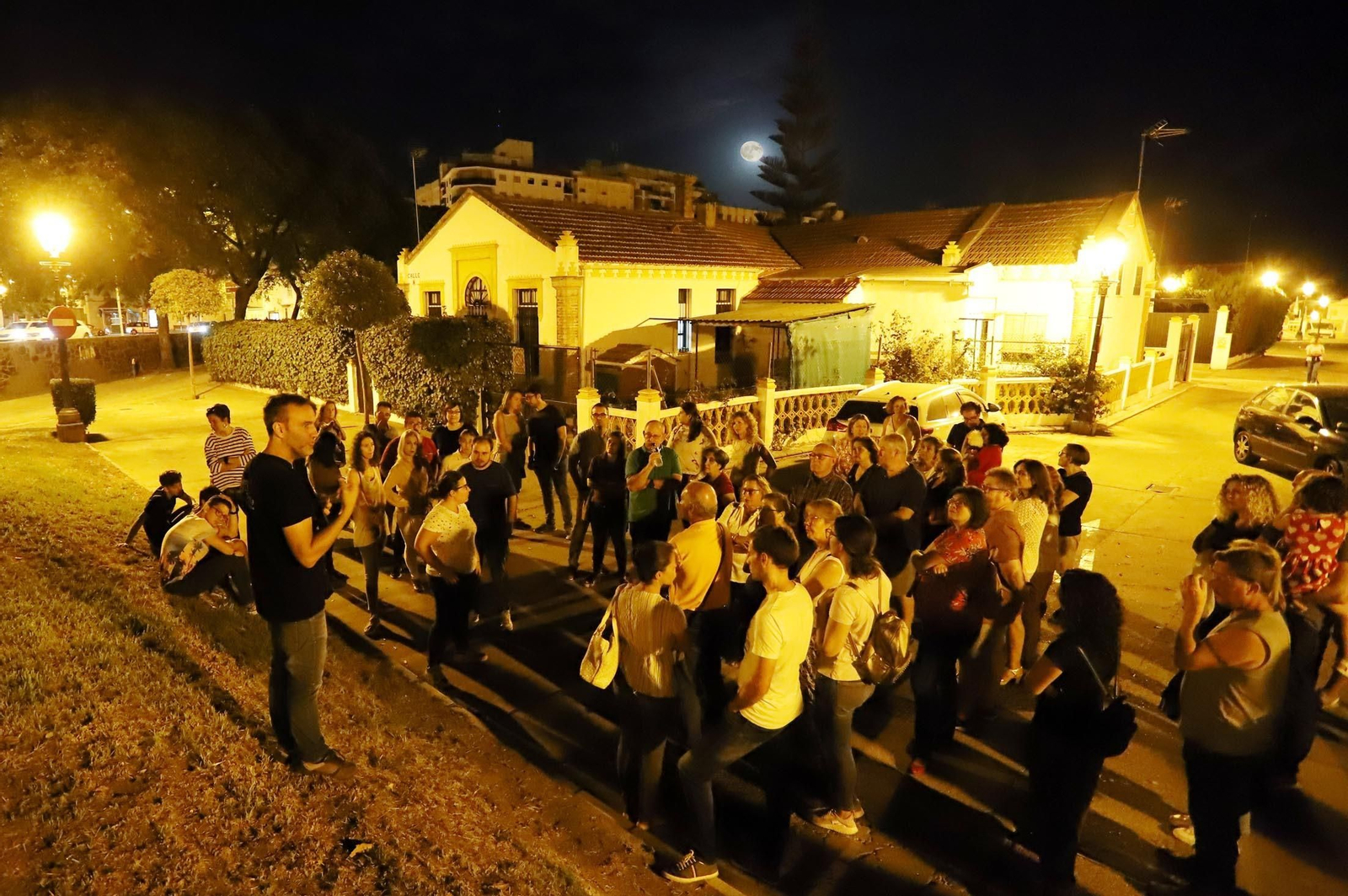 Un momento de la visita nocturna al Barrio Obrero.