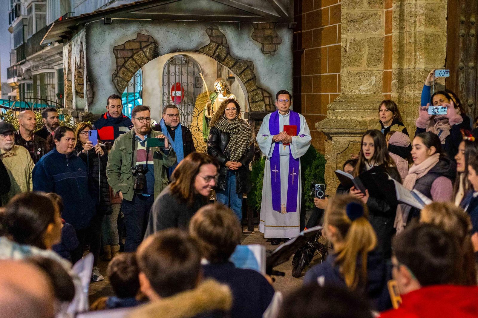 Bendecido el belén 'clásico' de San Fernando en el cancel de la Iglesia Mayor